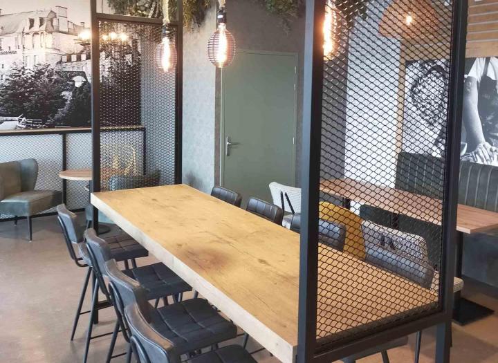 Fabrication mobilier métallique pour espace commercial Rennes
